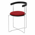 Chaise en métal avec assise rouge
